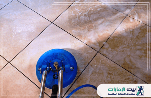 جلي الرخام في المنزل في عجمان 0509783583 شركة بيت الإمارات جلي الرخام في المنزل في عجمان يتم باستخدام معدات متخصصة لتنظيف الأرضيات بشكل فعال. الصورة تظهر جهاز تنظيف قوي يقوم بإزالة الأوساخ والبقع من الأرضيات الرخامية