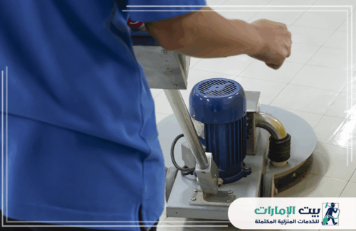 معالجة الرخام في عجمان 0509783583 شركة بيت الإمارات معالجة الرخام في عجمان هي عملية دقيقة تهدف إلى استعادة بريق الرخام بفعالية. في الصورة، يظهر الفني وهو يستخدم جهاز خاص لمعالجة الرخام، مما يساعد في إزالة الأوساخ