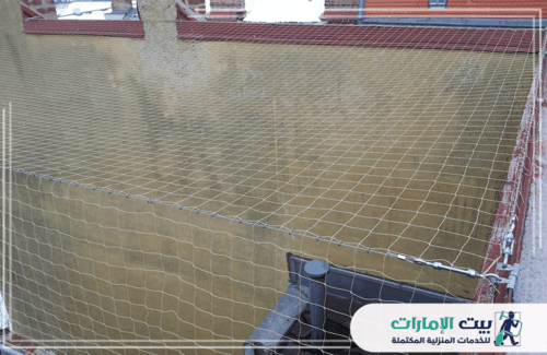 تركيب جل طارد الحمام في عجمان 0509783583 شركة بيت الإمارات تركيب جل طارد الحمام في عجمان يظهر في الصورة شبكة معدنية مثبتة على سطح لحماية المكان من الحمام، مع ضمان عدم وصوله للمساحات المحمية