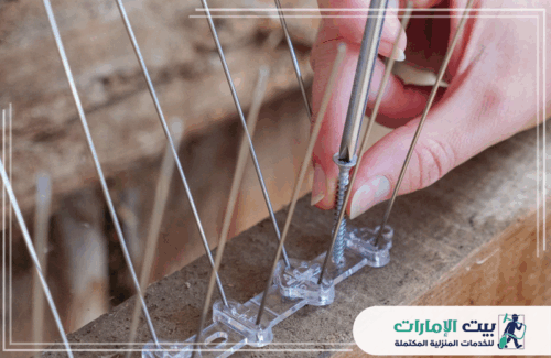 طارد الحمام في الفجيرة 050978358 بيت الإمارات تظهر الصورة عملية تركيب شبكة لمنع الحمام من التواجد في الأماكن غير المرغوب فيها. طارد الحمام في الفجيرة يستخدم هذه التقنية لمنع دخول الحمام.