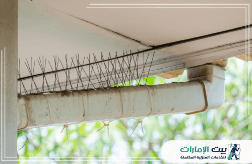 تركيب شبك طارد الحمام في عجمان 0509783583 بيت الإمارات تركيب شبك طارد الحمام في عجمان يظهر في الصورة شبكة معدنية على حافة الأنبوب لمنع الحمام من التواجد في المنطقة