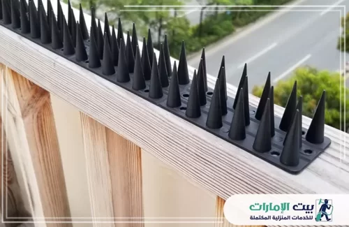 حماية مثالية للنوافذ والاسوار الخشبية تجدونها لدى شركة بيت الإمارات 0509783583. هذه المدببات البلاستيكية السوداء مصممة لردع الحمام بأسلوب آمن وجمالي، حيث يتم تركيبها بإتقان على الأسطح الخشبية. اتصلوا بنا لحماية أثاثكم ومبانيكم من تلوث وفضلات الطيور المزعجة وضمان بيئة نظيفة دائمًا.