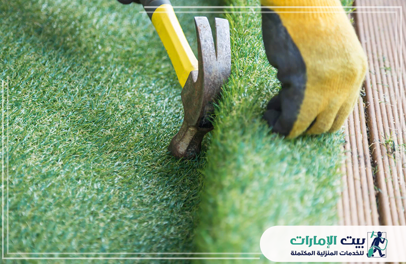 فني تركيب عشب صناعي بالعين